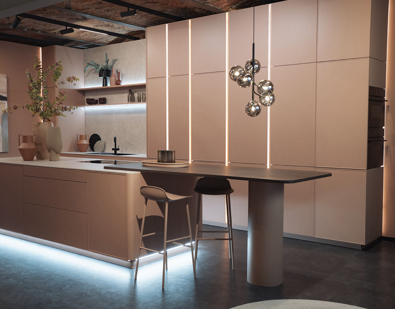 Net afgewerkte hoge keuken, met greeploze kastjes en led-strips. Kleur is in zalmroze