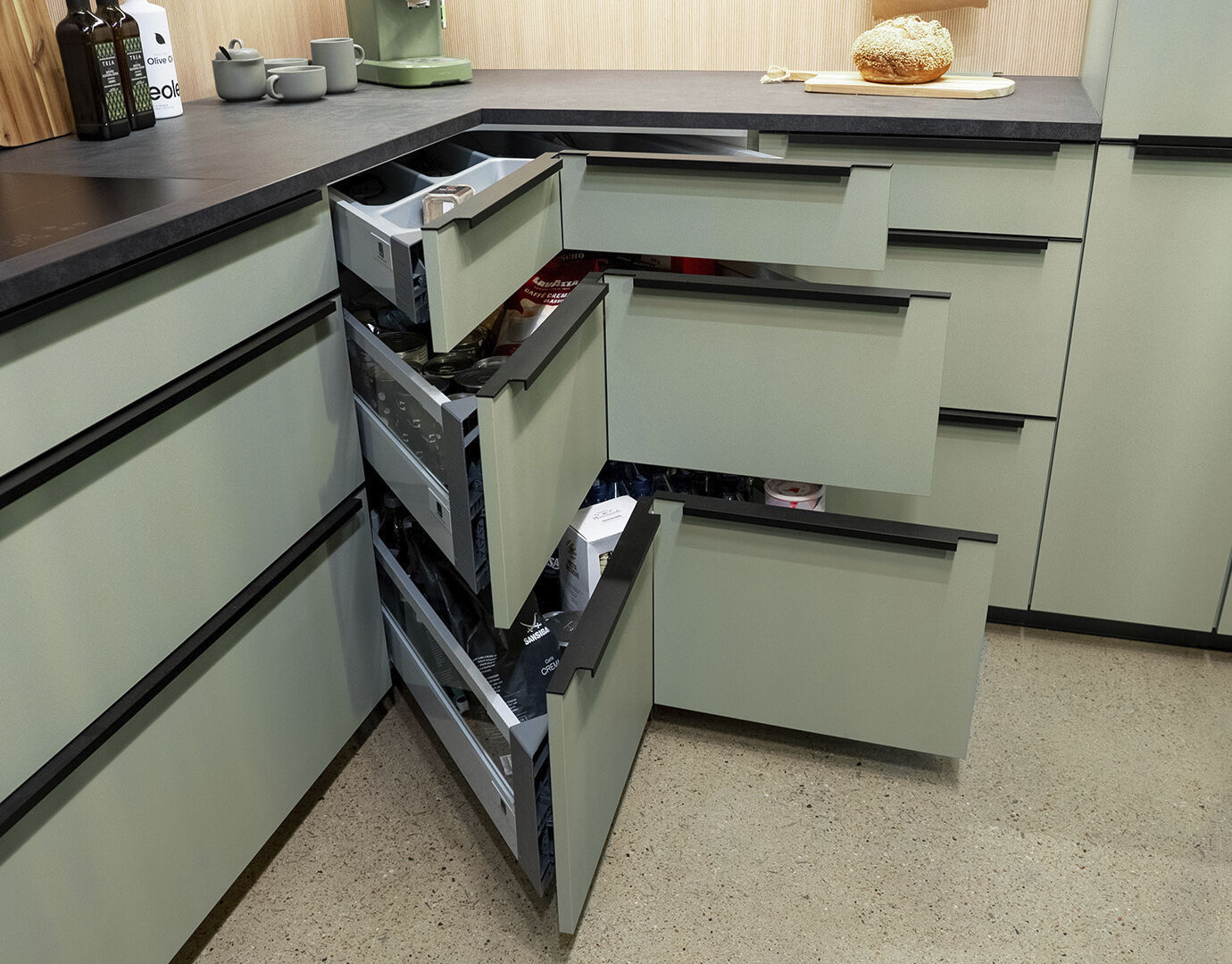 Groene hoekkast lades in keuken, ook beschikbaar in verschillende kleuren en materialen.