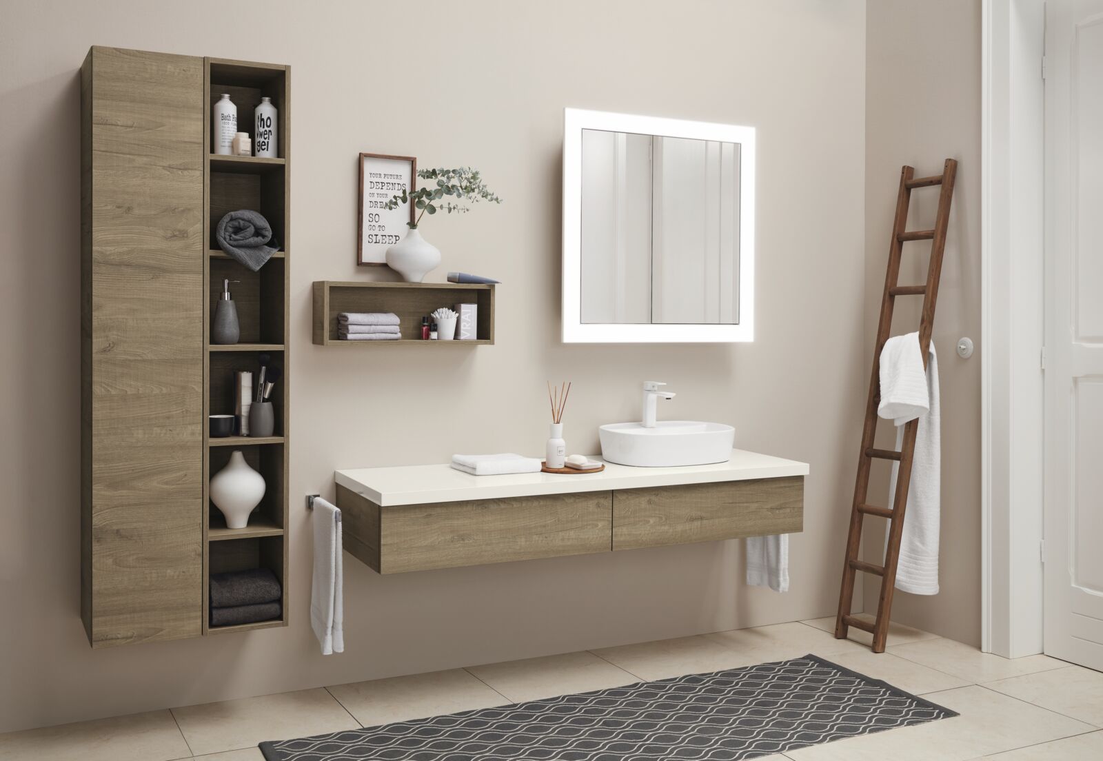 Badkamer met een warm beigen look. Witte opzetwastafel met witte kraan. Een handdoekrek gemonteerd aan de muur en ook een ladder gebruikt als droogrek.