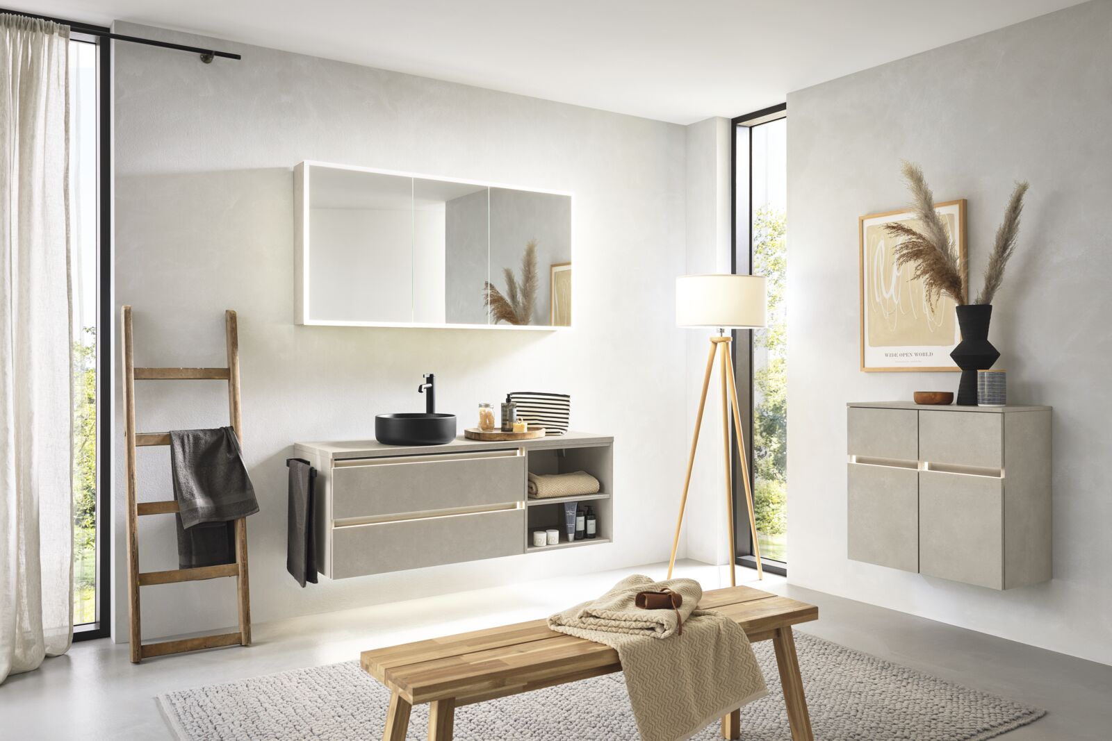 Grijs modern en warm ontworpen badkamer met een greeploos badmeubel en opbouwwastafel